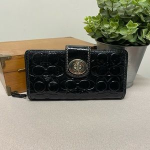 Chic and Timeless Black Women's Coach Wallet - Elegant Accessory Everyday Luxury